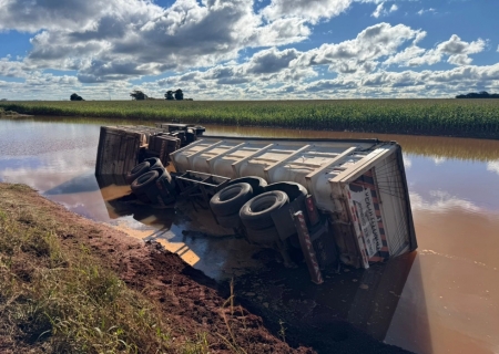 Carreta com adubo tomba na BR-376 em Nova Andradina