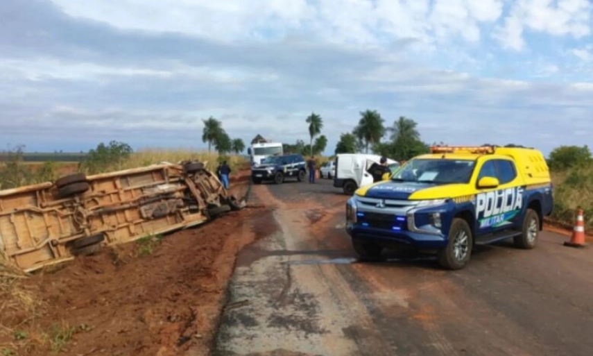 Mulher morre e marido fica gravemente ferido em acidente entre carro e caminhão na MS-295