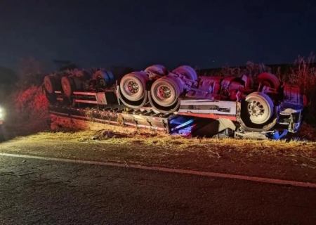 Motorista morre após tombamento de caminhão na BR-267 em Bataguassu