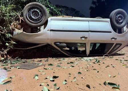 Adolescente de 17 anos capota carro com quatro passageiros em Nova Andradina