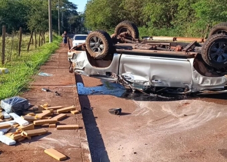 Perseguição termina com capotamento de Hilux carregada com maconha em Dourados