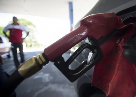 Governo mantém desconto na gasolina após nova alta do petróleo no mercado internacional