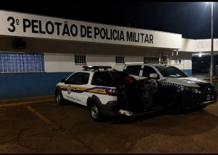 PM apreende motocicletas após manobras perigosas e fuga de adolescente na Agrovila Pana