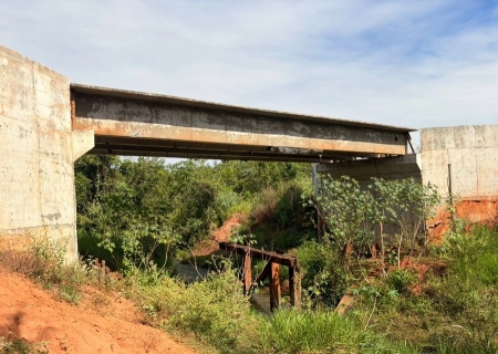 Vereadores cobram conclusão das obras em pontes de concreto sobre o Rio Samambaia