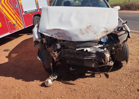 Motorista fica ferida após colisão entre carro e caminhão-pipa na BR-376, em Ivinhema