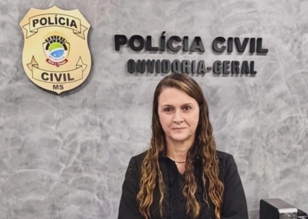 Mochi homenageia delegada por trajetória na Polícia Civil de MS