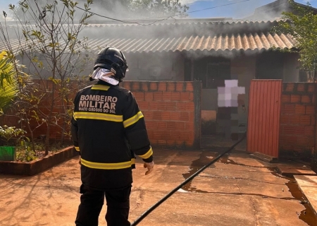 Incêndio em edícula mobiliza Bombeiros em Ivinhema