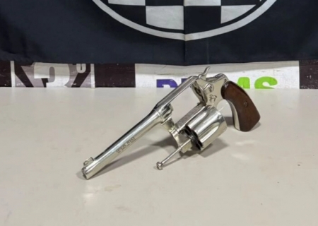 Jovem é preso por porte ilegal de arma após entregar revólver à Polícia Militar em Dourados