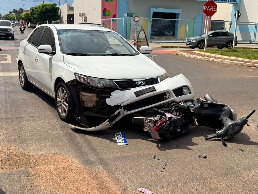 Colisão entre carro e motoneta deixa jovem ferida em Nova Andradina