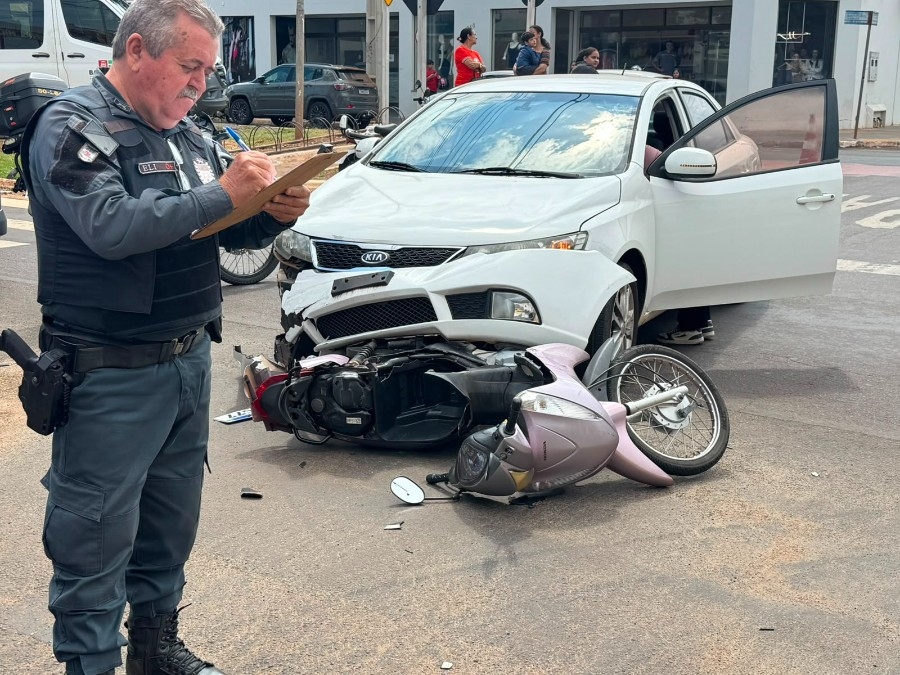 Colisão entre carro e motoneta deixa jovem ferida em Nova Andradina