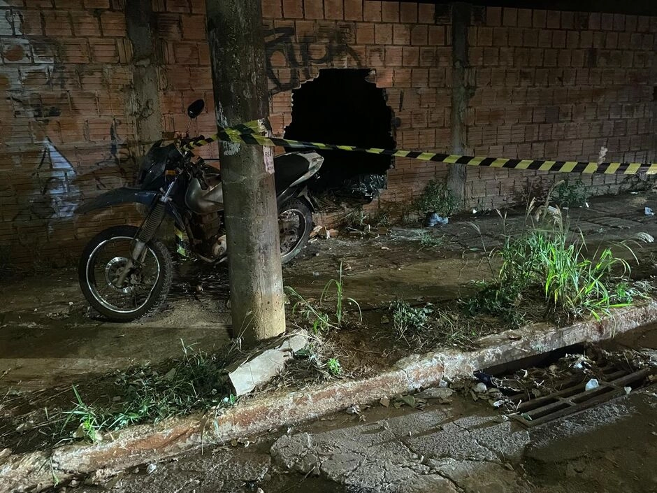 Motociclista morre após perder controle de moto e atingir muro em Campo Grande