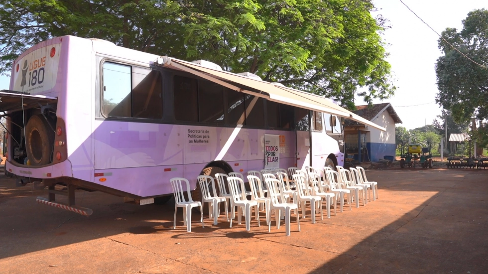 Ônibus Lilás leva serviços e orientação às moradoras dos assentamentos de Batayporã