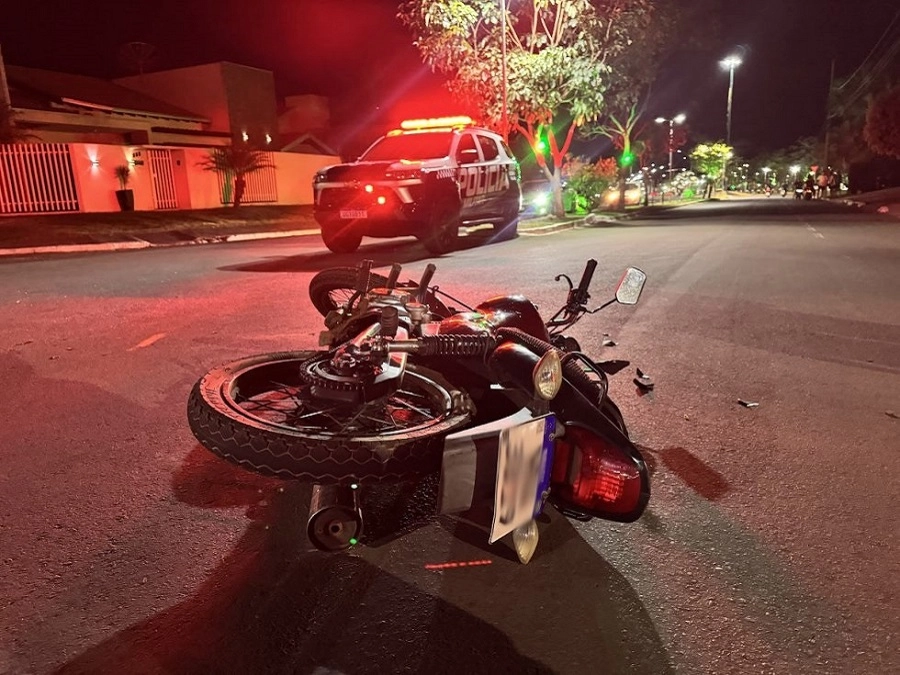Motociclista fica ferida após colisão com caminhonete em Ivinhema