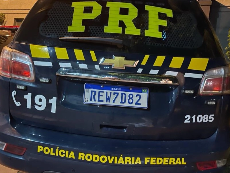 Carro com placas adulteradas é abandonado com 540 kg de maconha após perseguição em Bataguassu