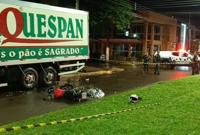 Jovem de 19 anos morre após bater moto em caminhão estacionado em Dourados