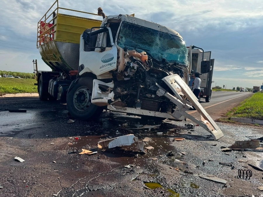 Caminhão-tanque e bitrem se envolvem em grave acidente na MS-141