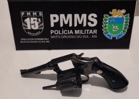 Jovem é baleado pelo atual companheiro de sua ex-namorada; PM apreende arma e motoneta