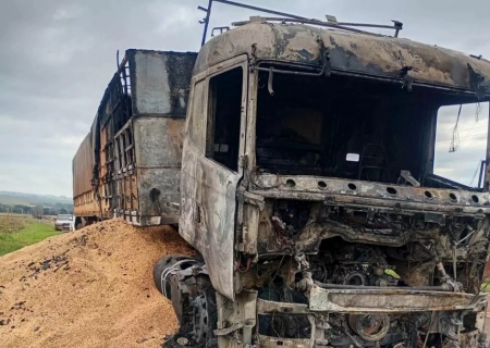 Carreta com soja pega fogo na MS-379