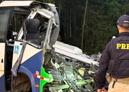 Acidente entre micro-ônibus e carreta deixa 23 mortos na BR-373, no Paraná