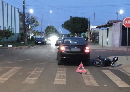 Mulher sem CNH fica ferida em colisão e moto irregular é apreendida