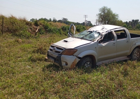 Caminhonete capota em estrada vicinal na zona rural de Batayporã