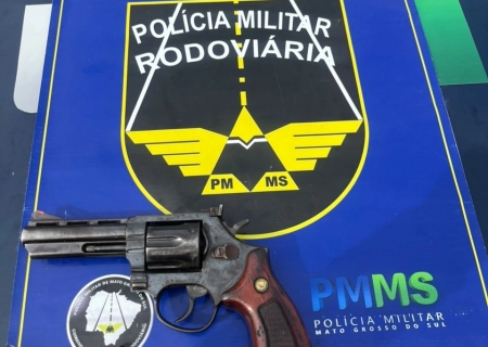 Homem é detido com revólver escondido em compartimento sob banco de veículo na MS-295