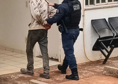 Venezuelano é preso suspeito de oferecer chocolate e mostrar órgão genital para meninas perto de escola em Dourados