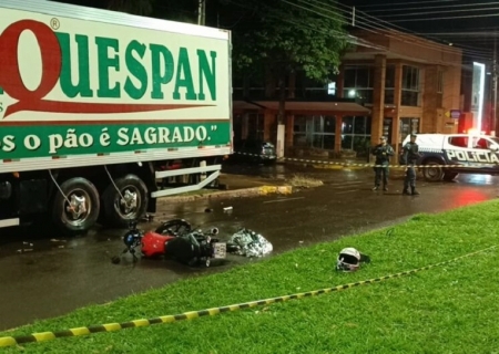 Jovem de 19 anos morre após bater moto em caminhão estacionado em Dourados