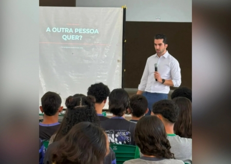 Juiz de Nova Andradina palestra sobre prevenção e enfrentamento aos crimes sexuais em escola pública
