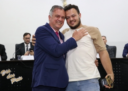Câmara homenageia dez pais em sessão solene em Nova Andradina