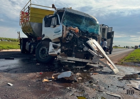 Caminhão-tanque e bitrem se envolvem em grave acidente na MS-141