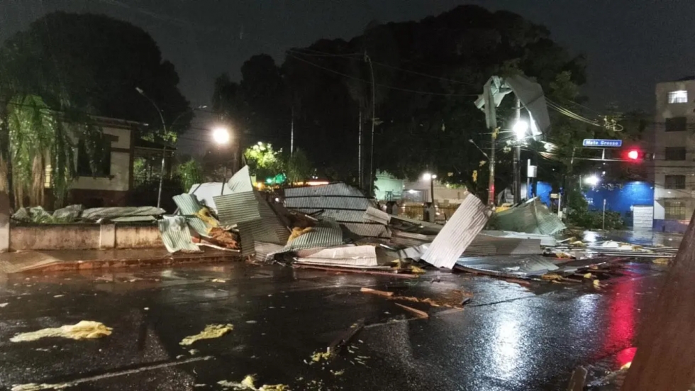 Temporal com ventos de 85 km/h deixa rastro de destruição em Campo Grande