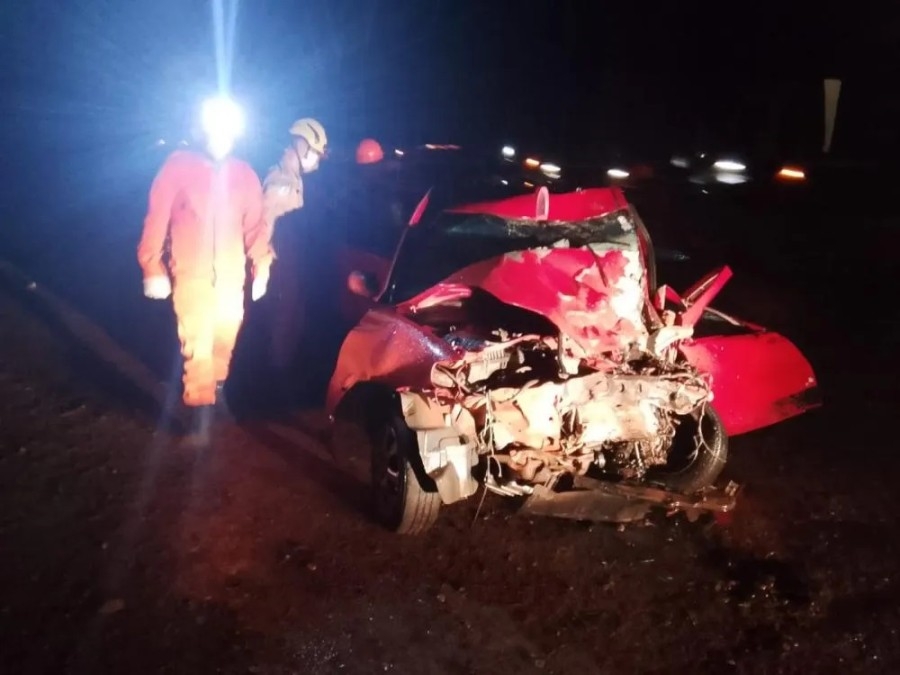 Colisão entre carro e carreta deixa três mortos na BR-158 em Três Lagoas