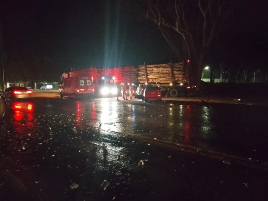 Colisão entre carro e carreta deixa três mortos na BR-158 em Três Lagoas