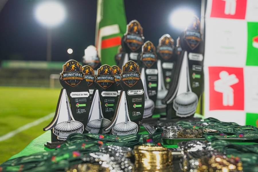 Nova iluminação do Andradão é entregue durante final do Campeonato Municipal de Futebol Society
