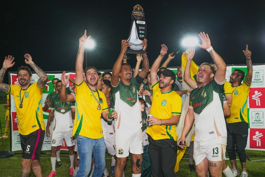 Nova iluminação do Andradão é entregue durante final do Campeonato Municipal de Futebol Society