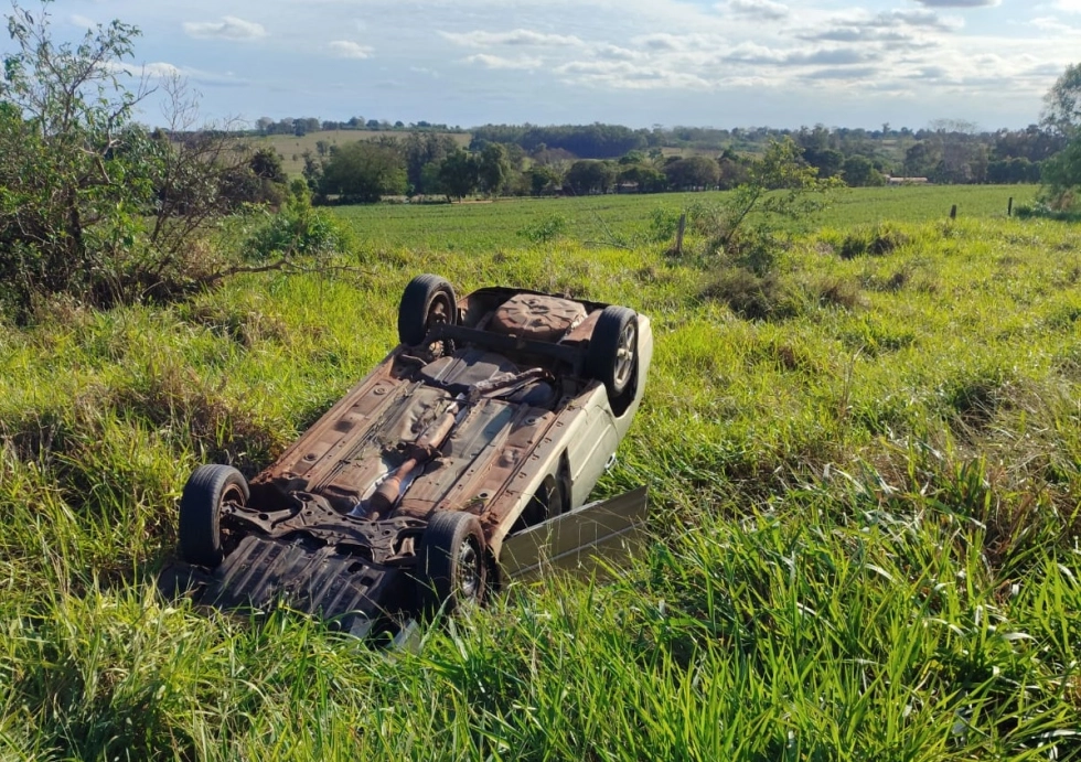 Corolla capota e motociclista fica ferido em acidente na BR-376 em Ivinhema
