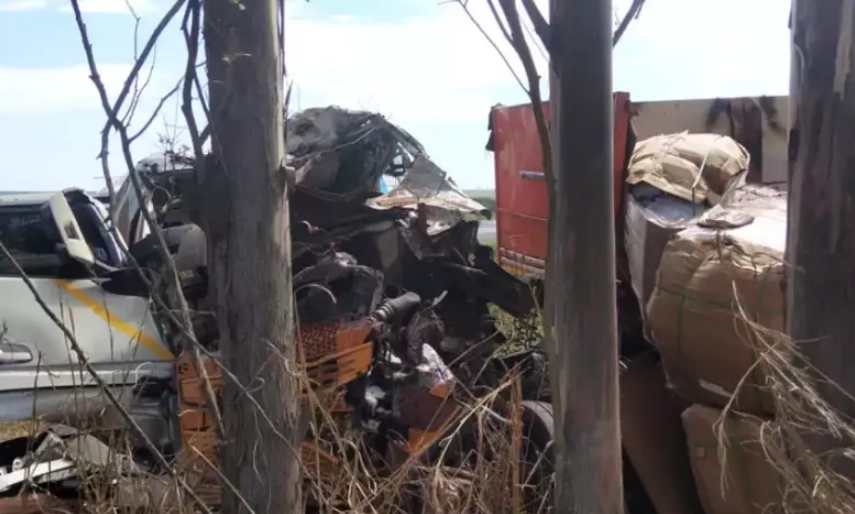 Mulher morre após caminhão tombar na MS-306, em Cassilândia