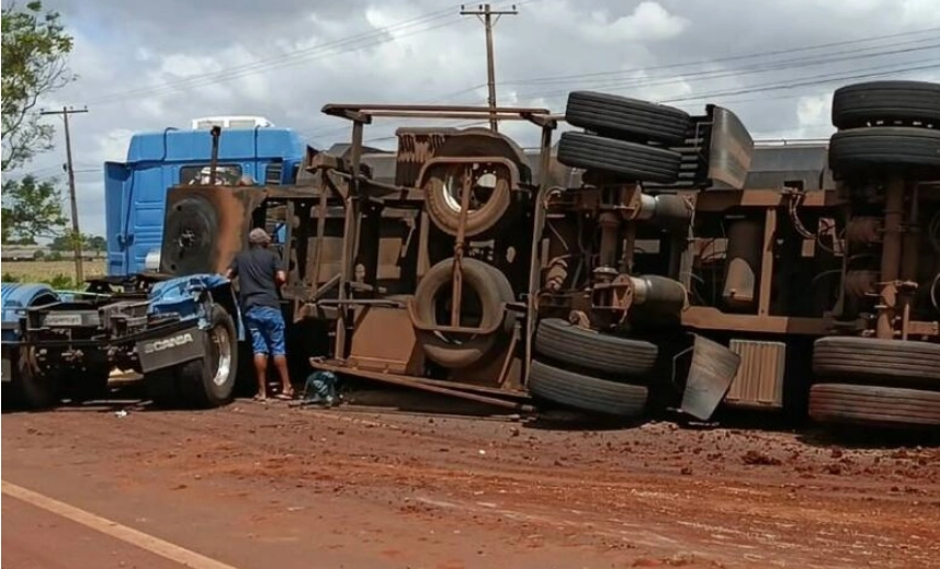 Carreta carregada de farelo de soja tomba na BR-276, em Dourados