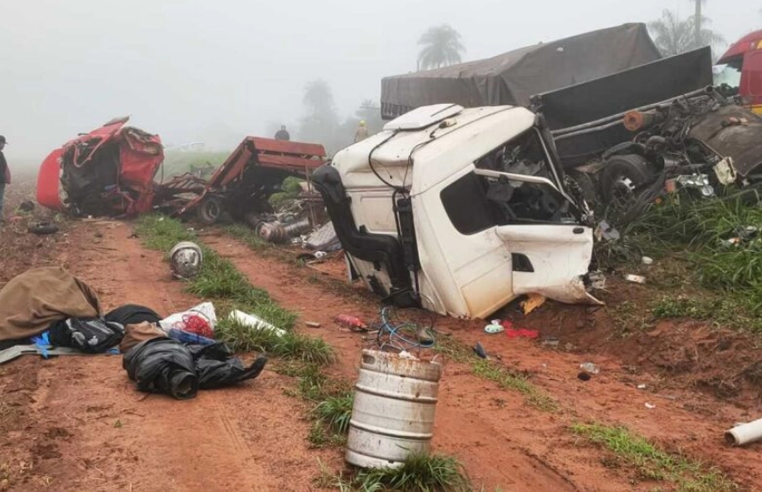 Acidente entre carreta e caminhão deixa uma pessoa morta e outra ferida na MS-157