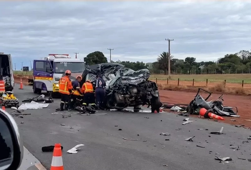Colisão frontal entre caminhonete e carreta deixa três mortos na BR-163