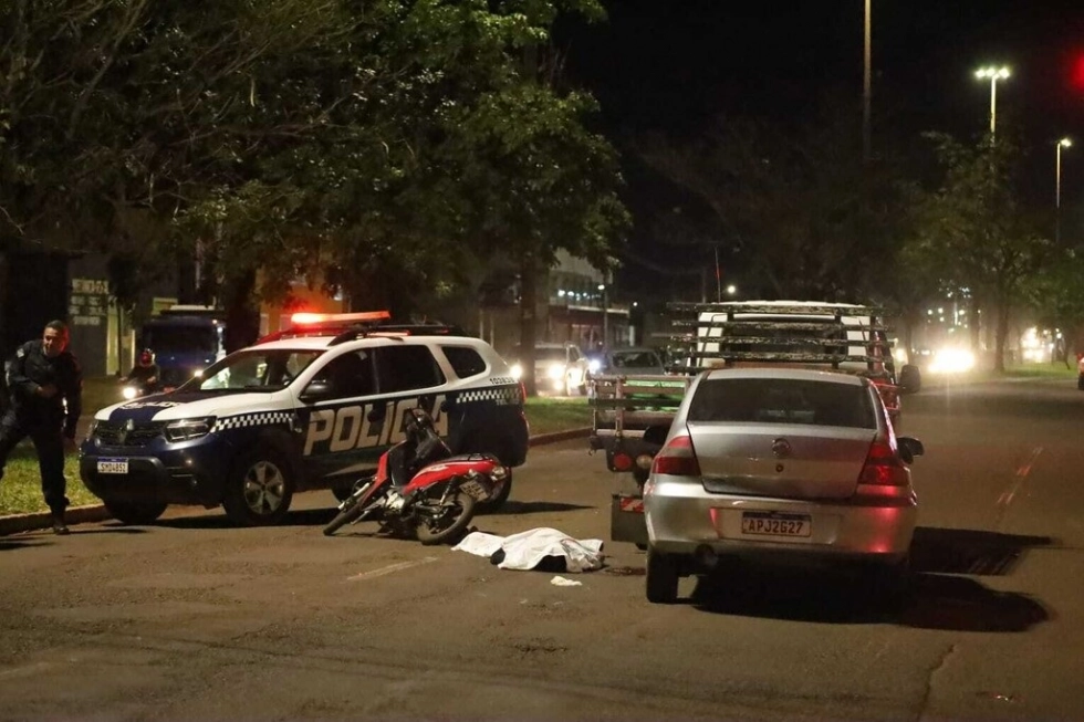 Motociclista morre após ser prensada entre carro e caminhão em Campo Grande