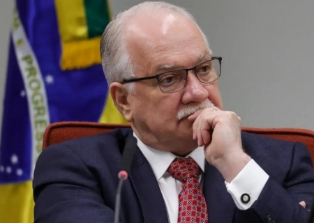 Fachin aguarda explicações de ministros para decidir sobre crise