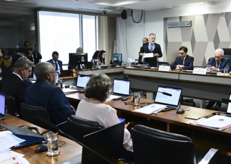 CCJ do Senado aprova PEC que acaba com jornada 6x1