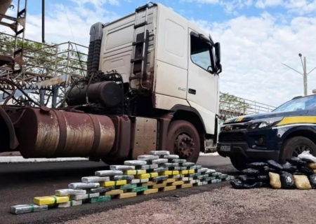 PRF encontra 85 kg de drogas em fundo falso de carreta com minério na BR-262