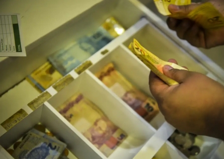INPC tem variação negativa em agosto e soma 3,98% em 12 meses