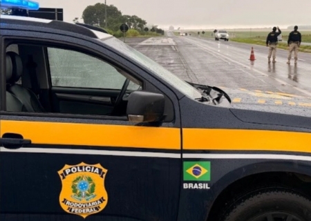 PRF apreende maconha e skunk em veículo com sinais de adulteração na BR-267 em Bataguassu