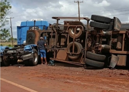Carreta carregada de farelo de soja tomba na BR-276, em Dourados