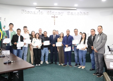 Medalhistas da Escola Anglo são condecorados por desempenho na Olimpíada de Educação Financeira