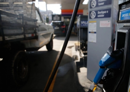 Governo reduz R$ 0,63 por litro nos tributos da gasolina e cria subsídio de R$ 1 para o diesel